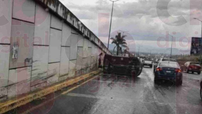 Vuelca automóvil en el descenso de Tres Marías