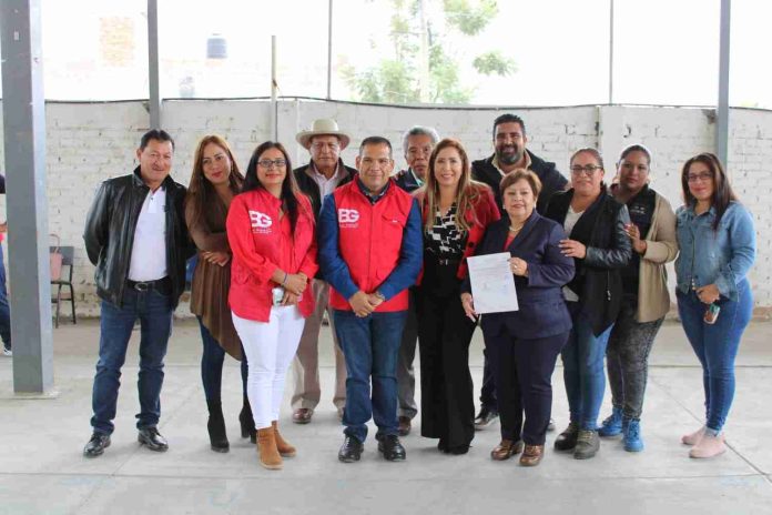 Entregó 150 bultos de cemento y 135 bultos de mortero a 5 instituciones