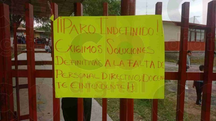Padres de familia toman escuela de Morelia, por falta de maestros los cuales llevan 6 meses sin clases seguidas