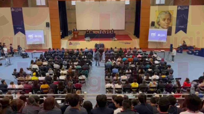 Jóvenes Lasallistas brindan calurosa bienvenida a Alfonso Martínez