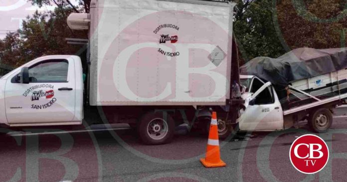 Casi se matan al desbaratar su camioneta en la Siglo XXI