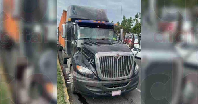 Se paseaba en un tráiler robado por Morelia