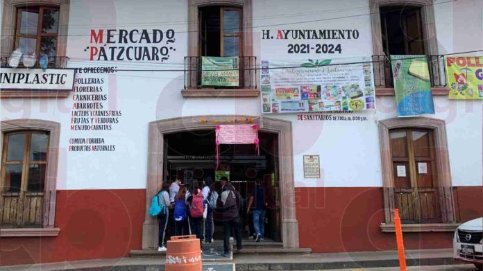 Locatarios del mercado Obregón de Pátzcuaro en espera de clientela para aumentar sus ventas