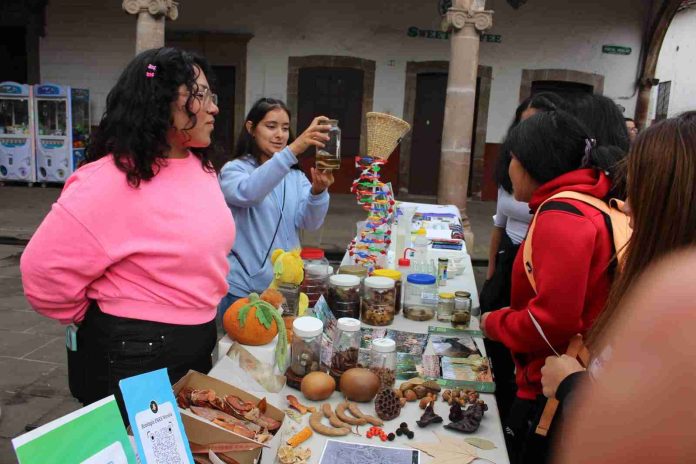 Presenta UNAM su oferta educativa en Quiroga