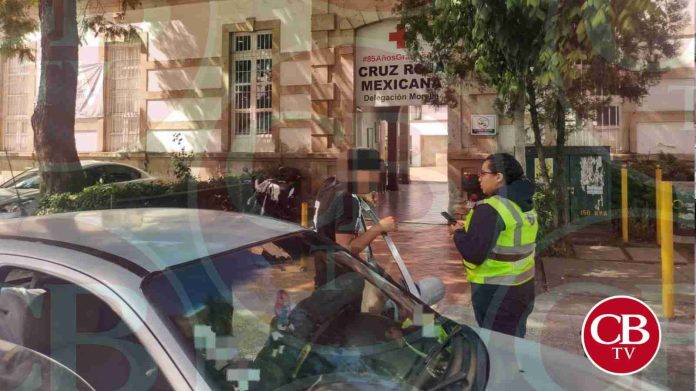Joven mujer enferma es escoltada por policías al hospital