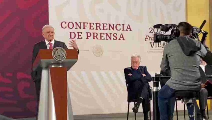 VIDEO: Manuel Bartlett se queda dormido en la mañanera de AMLO