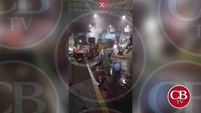 Tráiler impacta caseta de cobro en Zinapécuaro