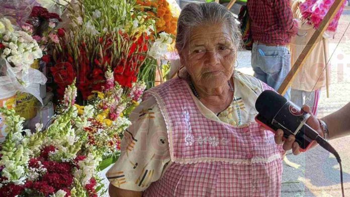 Por encargo de su padre antes de fallecer, Doña Elizabeth a dedicado 40 años de su vida a vender Flores