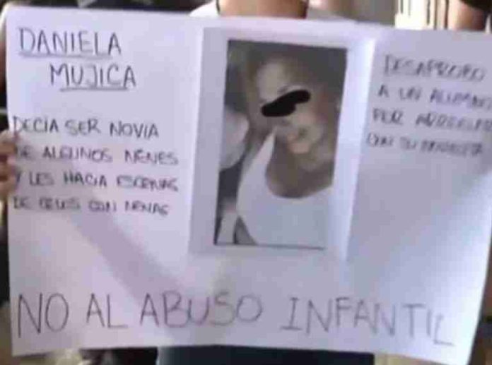 Madre descubre a maestra de su hijo enviándole imágenes intimas