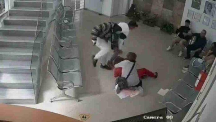 Imágenes fuertes: Asaltantes golpean a anciana hasta quitarle su bolso