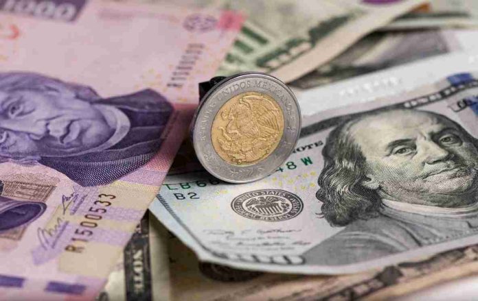 Peso mexicano corta su racha ganadora y cae ante el dólar