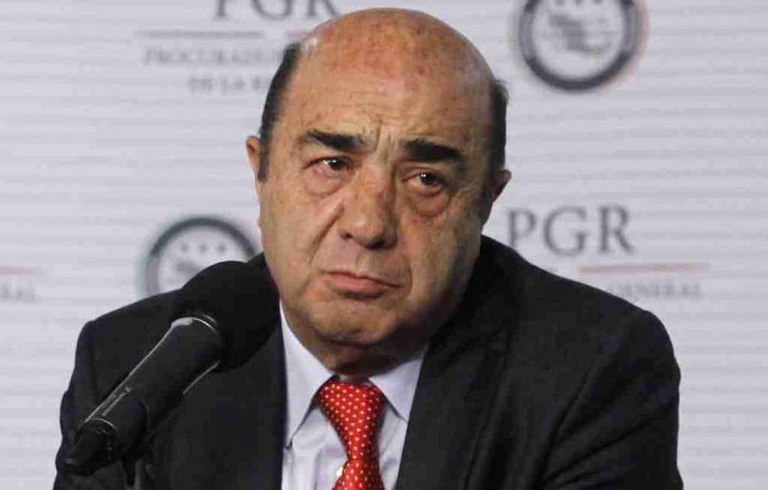 Juez concede prisión domiciliaria a Murillo Karam; seguirá en la cárcel por otro proceso