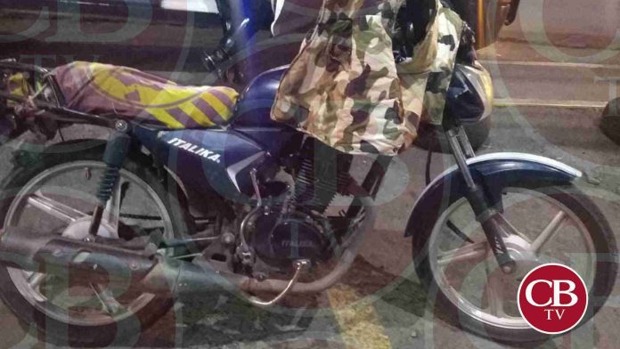 Lo paran por no traer luces en su moto y resultó robada