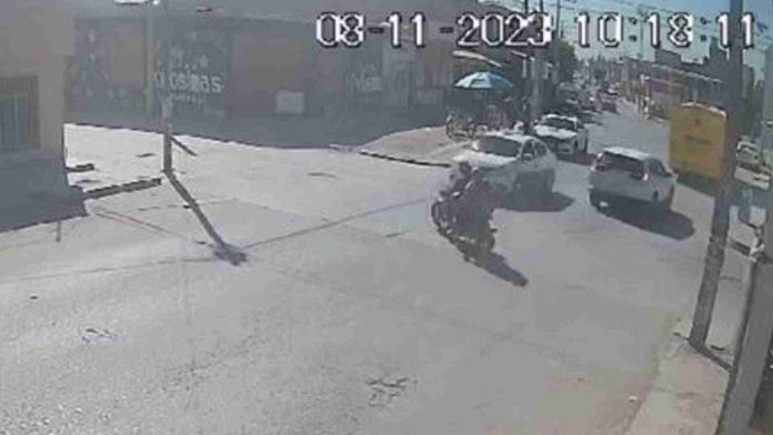 Taxi choca brutalmente a familia que viajaba en motocicleta