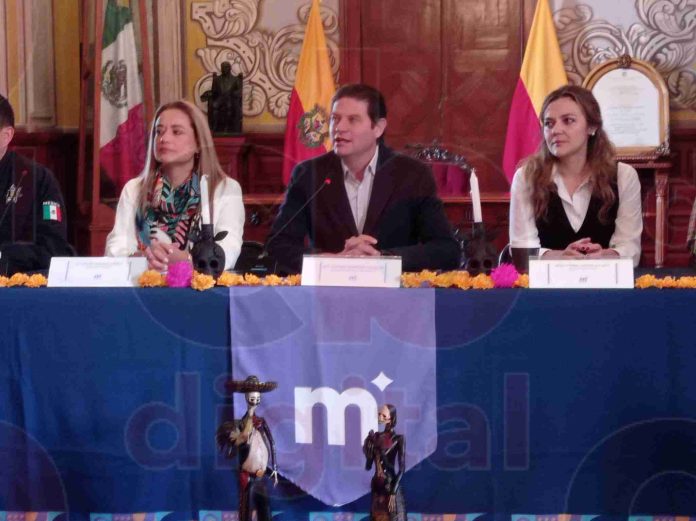 Las festividades de día de muertos y el Festival Internacional de Cine de Morelia (FICM) 2023, tuvieron un arribo de 206 mil personas en la ciudad de la cantera rosa, así lo informó Thelma Aquique Arrieta, secretaria de Turismo Municipal. La funcionaria destacó que esta es la primera vez que se tiene una temporada de día de muertos más larga, pues inicio del 20 de octubre al 2 de noviembre, superando la expectativa de contar con 180 mil personas que visitarán estas festividades. En este sentido, agregó que la derrama económica fue de 224 millones de pesos, teniendo así un crecimiento al año pasado de 50 millones de pesos. En cuanto a varias de las actividades de día de muertos como fueron las proyecciones en pantallas del Kiosko de plaza de armas, se tuvo un arribo de 2 mil personas por día, y en los encendidos de catedral especiales pasaron de 3 mil qué son los habituales a 7 mil turistas y locales. Por su parte, Fatima Chavez Alcaraz, secretaria de Cultura de Morelia, informó que de las 30 actividades que se tuvieron para celebrar noche de muertos, se tuvo un acumulado de 18 mil personas en cada una de ellas. En tanto los dos desfiles qué se tuvieron en la ciudad los cuales fueron uno de ellos la procesión purepecha contó con la asistencia de 20 mil personas y el Desfile de Catrinas 2023 asistieron 100 mil personas. En cuanto a la limpieza qué se tuvo que hacer para que la ciudad quedará impecable día con día, Nexahualcoyotl Vázquez Vargas, secretario de Servicios Públicos Municipales destacó que fueron 385 personas de residuos sólidos y personal que estuvieron en los panteones recolectando 600 toneladas de basura del miércoles al sábado. Pablo Alarcón Olmedo, Comisario de Policía Morelia, registraron saldo blanco en torno a todas las celebraciones y las 14 tenencias, panteones y la feria nacional de la Catrina. Finalmente, el El presidente municipal, Alfonso Martínez Alcázar, mencionó que Morelia se pone como epicentro en el turismo, y se ha convertido en el lugar principal de todos los turistas en las festividades de noche de muertos, además de que hubo mucho más turistas extranjeros que en años anteriores, de los cuales vienen de Asia, Francia, Corea, París, Rusia, Alemania, Holanda, Lituania.