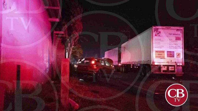 Choca su auto con un tráiler y queda muerto