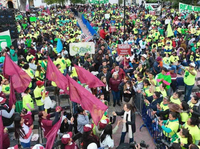 Claudia Sheinbaum vive una auténtica fiesta navideña entre villancicos y la clásica piñata con militantes de Matehuala en San Luis Potosí