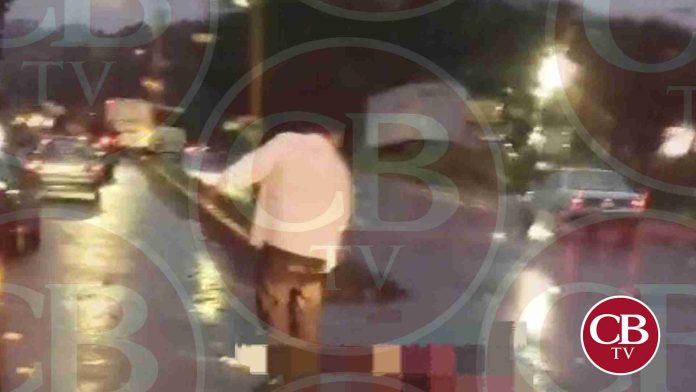 Camioneta mata a motociclista en Uruapan