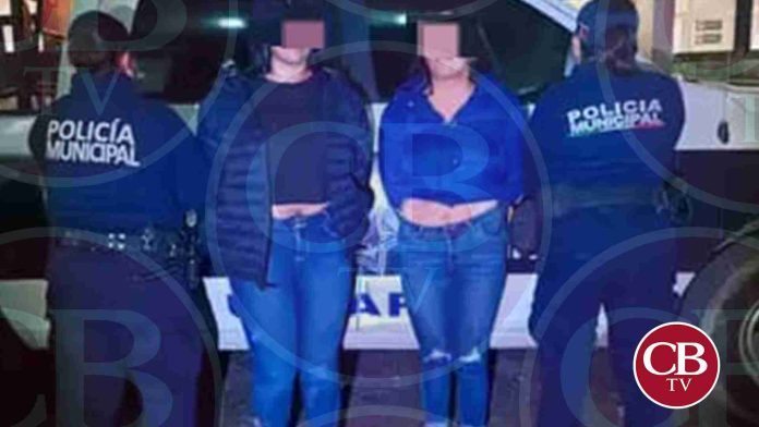 Caen dos mujeres 