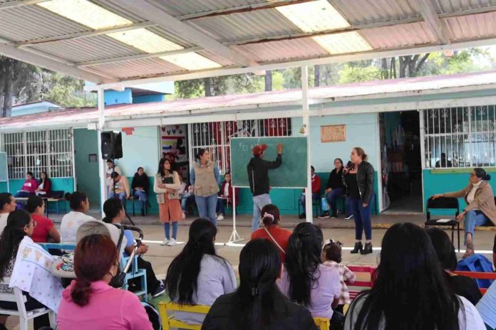 Rosa Elia por la educación: recuperan escuelas con el programa La Escuela es Nuestra en Cuitzeo