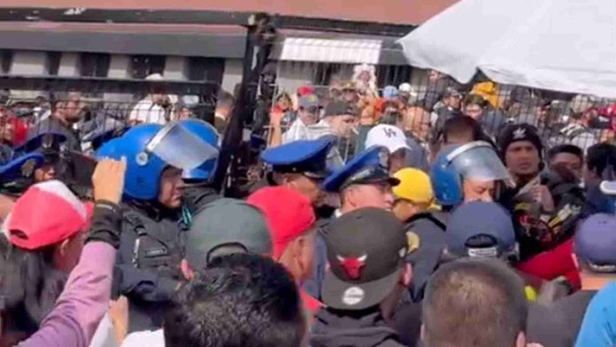 Caos en taquillas del Estadio Azteca por venta de boletos para la final