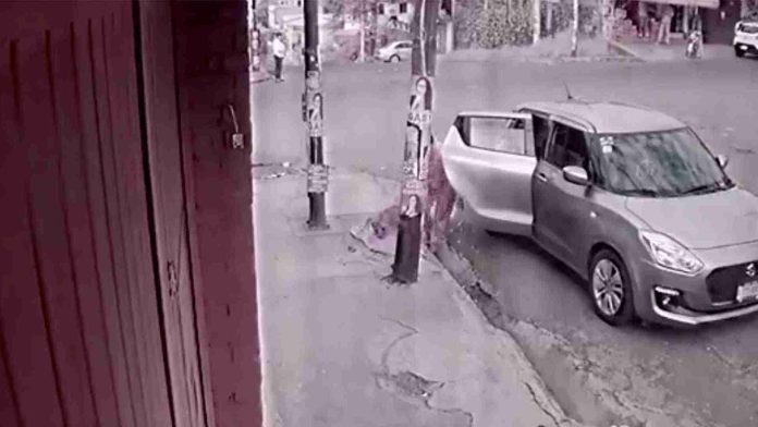 Captan a mujer abandonando a un perrito en CDMX
