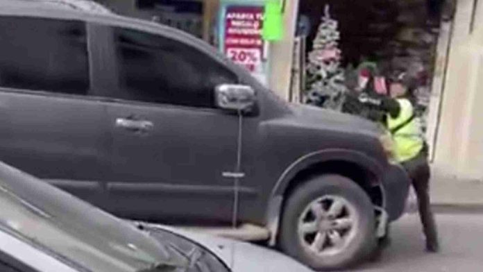 Conductor intenta atropellar a tránsito para evitar una multa