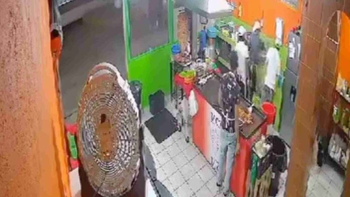 Empleado de taquería apuñala a su compañero por bajarle al volumen de la música