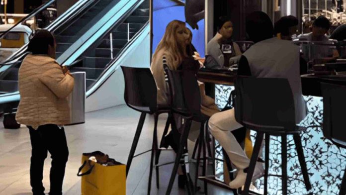 Familia deja a empleada doméstica esperando de pie mientras comían en un restaurante