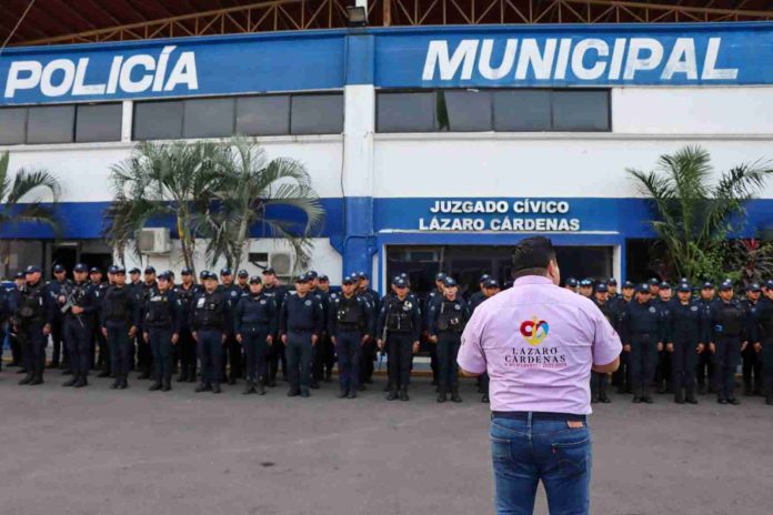 Manuel Esquivel Entrega de Equipamiento a Elementos de Seguridad Pública en Lázaro Cárdenas.