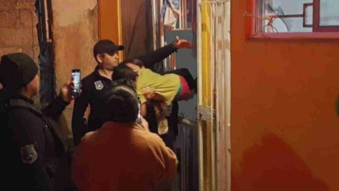 Localizan a padres de niños que iban a cocinar un gato luego de 4 días abandonados