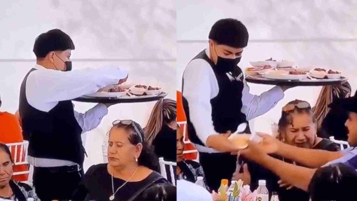 Mesero tira comida sobre invitada de una fiesta