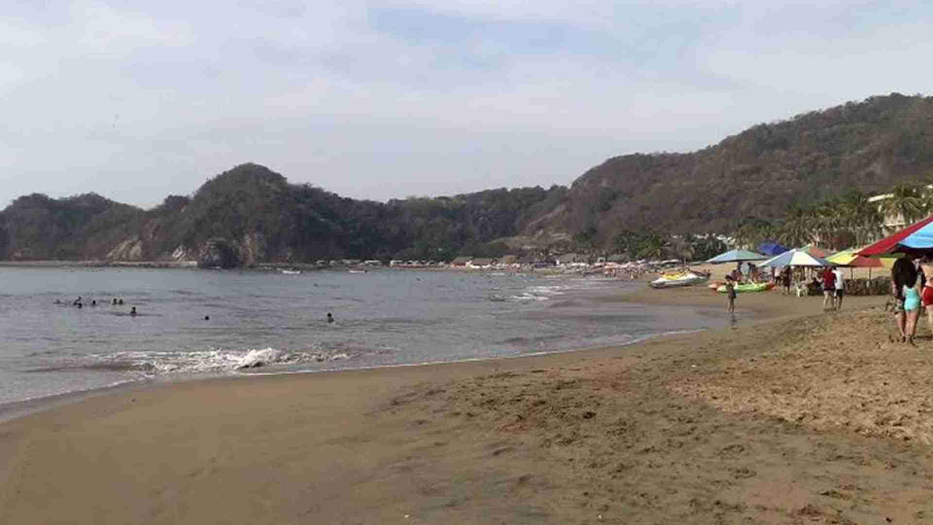 Muere turista tras ataque de tiburón en playa de Ixtapa Muere turista tras ataque de tiburón en playa de Ixtapa