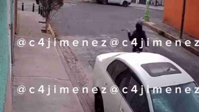 Mujer destroza auto de su ‘examiga’ por cobrarle dinero que le debía