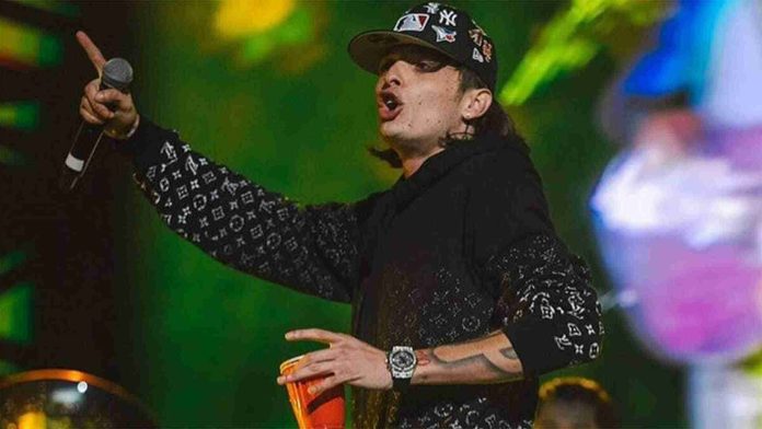 Peso Pluma destruye pantalla en pleno concierto