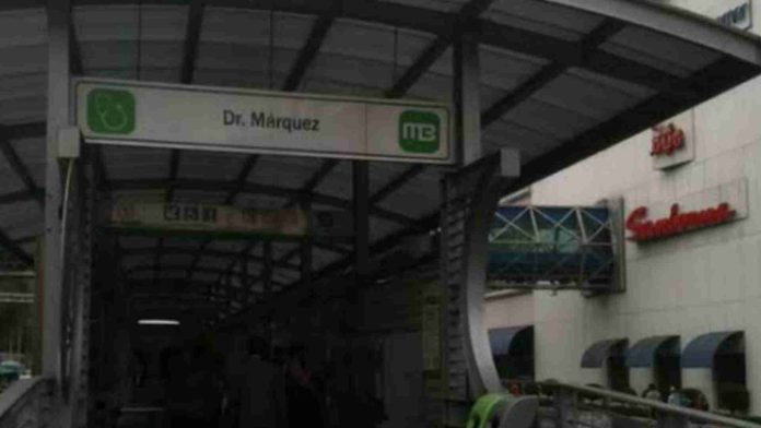 Encuentran cuerpo apuñalado en estación del metrobús en la Ciudad de México
