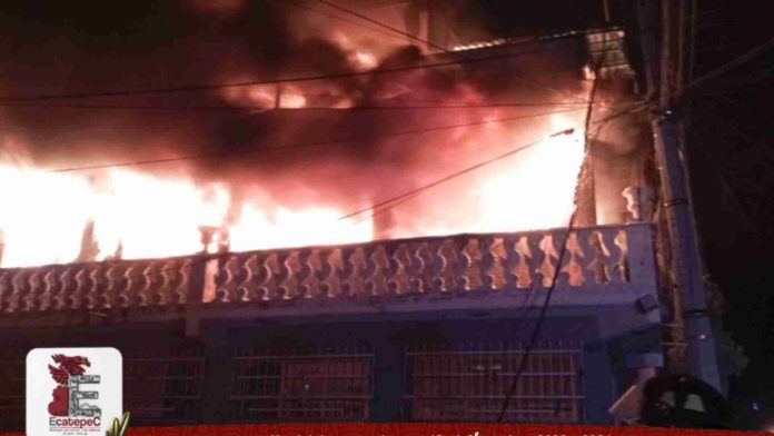 Muere una persona durante fuerte incendio en Ecatepec la noche de ayer, sábado 23 de diciembre