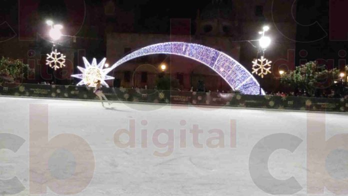 Más de 30 mil ciudadanos han visitado la pista de hielo en la plaza Melchor Ocampo