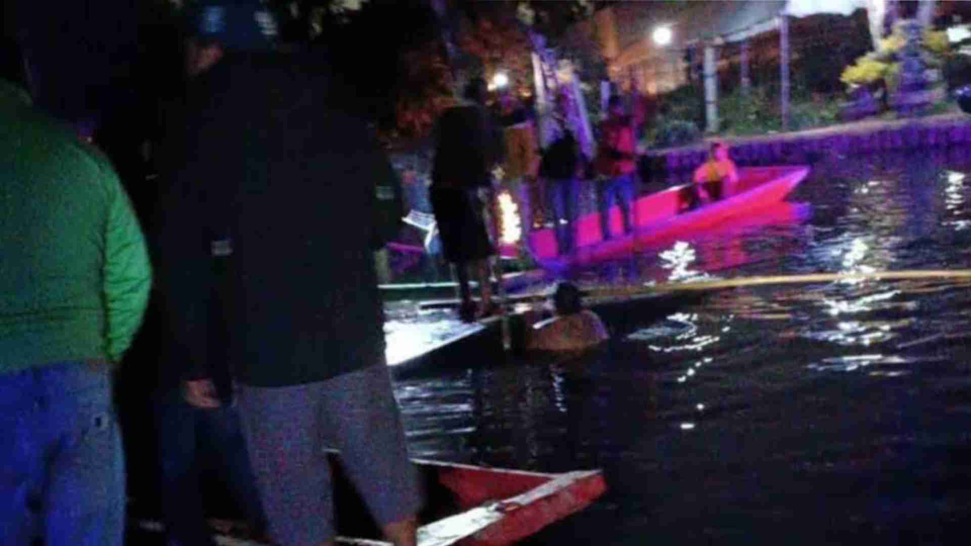 Pelea de pasajeros provoca choque de trajineras en Xochimilco Pelea de pasajeros provoca choque de trajineras en Xochimilco