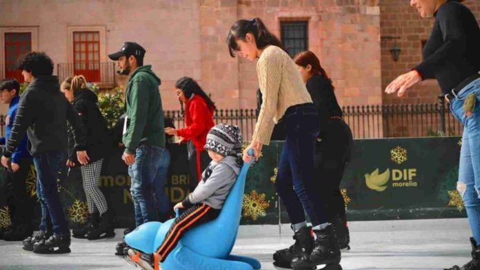 Anuncia Alfonso Martínez que pista de hielo del Centro se mantiene hasta el 7 de enero