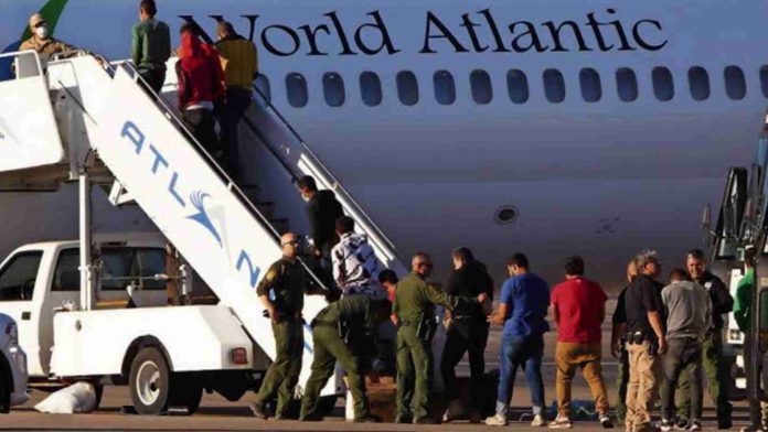 Texas envia vuelo con más de 350 migrantes