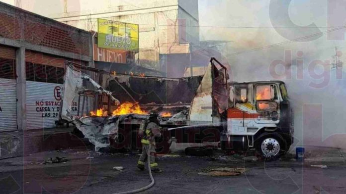 Se quema camión en el Mercado de Abastos de Morelia.