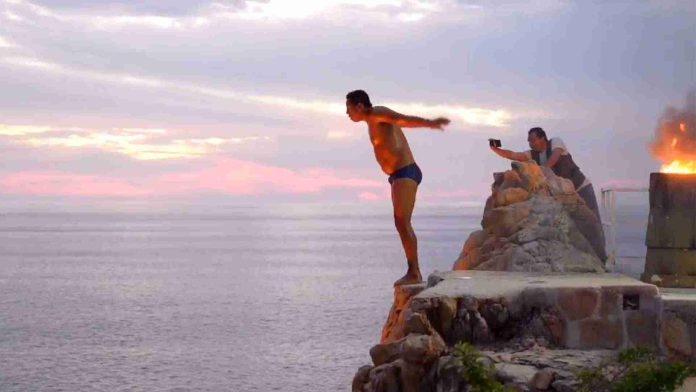 Regresan clavadistas a La Quebrada de Acapulco tras paso de Otis