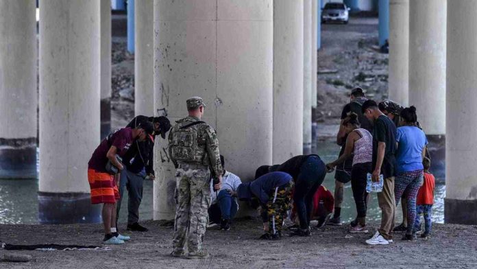 Texas promulga ley que permite expulsar personas si parecen migrantes