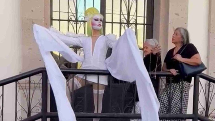 Varias religiosas confrontaron a una joven drag que se realizaba una sesión fotográfica afuera de una iglesia de Sonora.