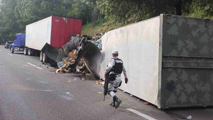 Vuelca tráiler de la Sedeña en la México-Cuernavaca