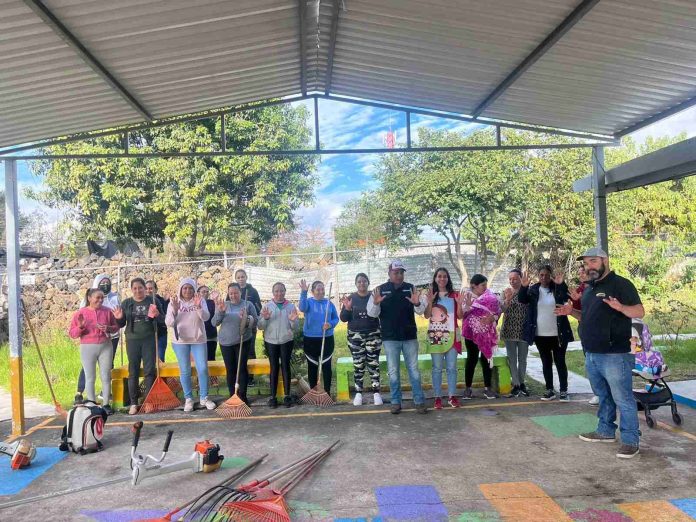 Juan Carlos Barragán lleva Échale una Mano a las Escuelas a la comunidad de Joyitas en Capula