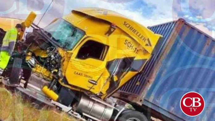 Chocan con un tráiler y casi se matan