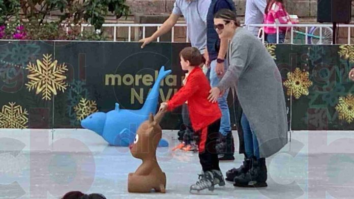 Morelianos de todas las edades disfrutan este fin de semana en la pista de hielo
