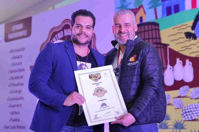 Entrega Bedolla Premio Nacional del Mezcal Michoacán 2023